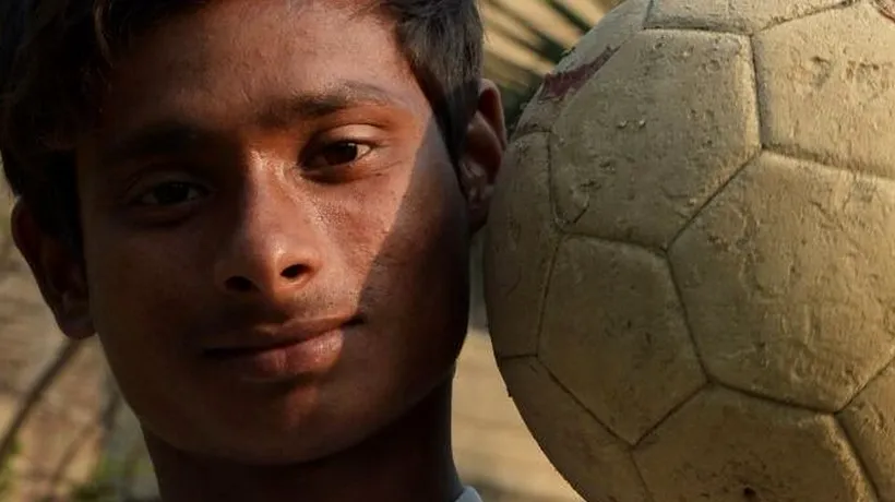 „Slumdog millionaire există în realitate. Povestea adolescentului din India care pleacă din mahala pentru a juca la Manchester United