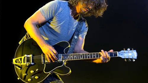 Rockerul Chris Cornell, găsit mort în camera de hotel. Prima ipoteză a Poliției