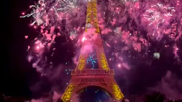 Turnul Eiffel, luminat de 1.600 de drone și artificii într-un spectacol impresionant la Paris organizat de Ziua Bastiliei