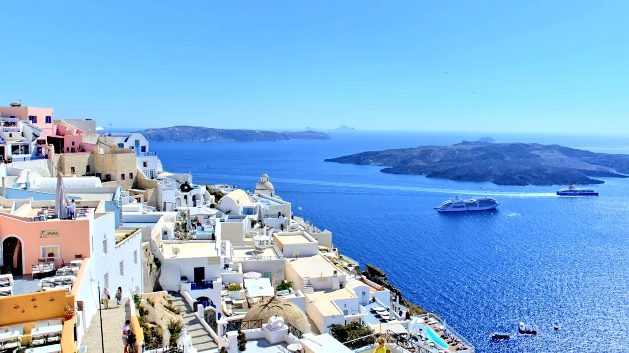 Stare de URGENȚĂ în Santorini! Peste 11.000 de persoane au părăsit deja insula greacă / Valuri seismice fără precedent