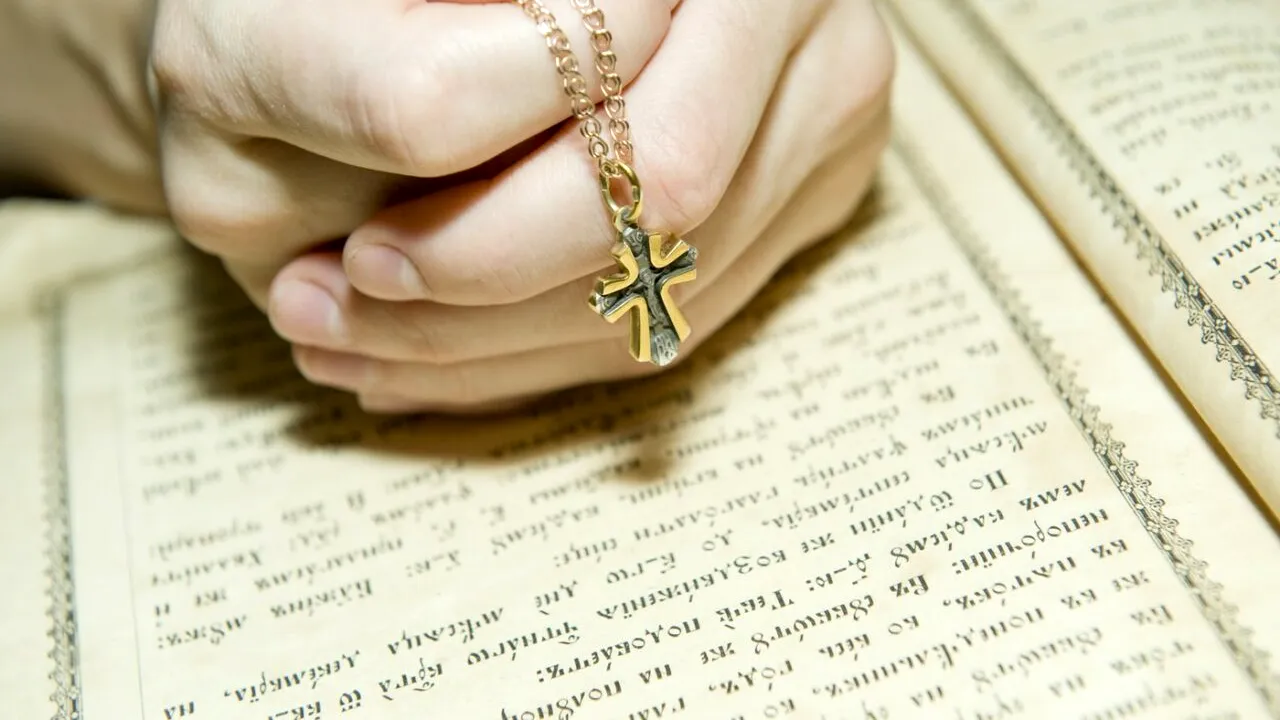 Când pică sărbătorile cu CRUCE roșie în 2025? Praznicele importante din calendarul ortodox marcate de tradiții și obiceiuri străvechi românești