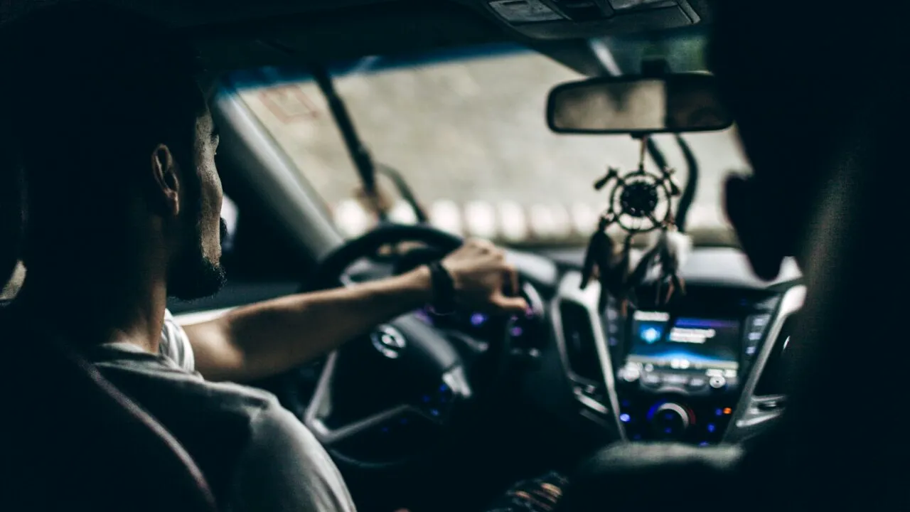 Dotări auto OBLIGATORII pentru șoferi în 2025. Ce AMENZI riscă cei care nu se conformează