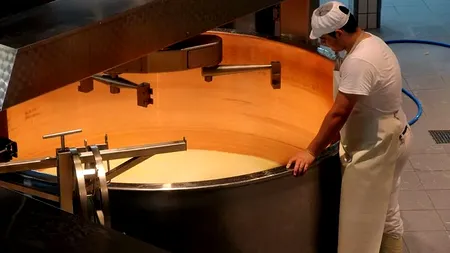 Doi muncitori din SUA au căzut în cuva cu ciocolată a unei fabrici renumite de dulciuri. Unul dintre ei a fost transportat la spital cu elicopterul