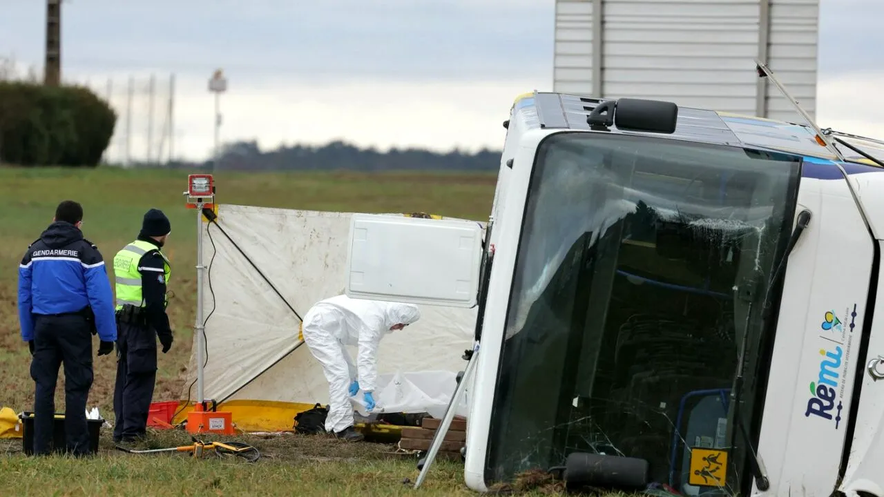 O elevă a murit și alte 20 de persoane au fost rănite, în accidentul unui autobuz școlar, în FRANȚA/ Șoferul, suspectat de consum de droguri