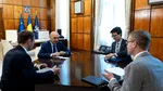 Premierul Ilie Bolojan: „Întâlnire productivă astăzi cu însărcinatul cu afaceri Michael Dickerson de la Ambasada SUA”