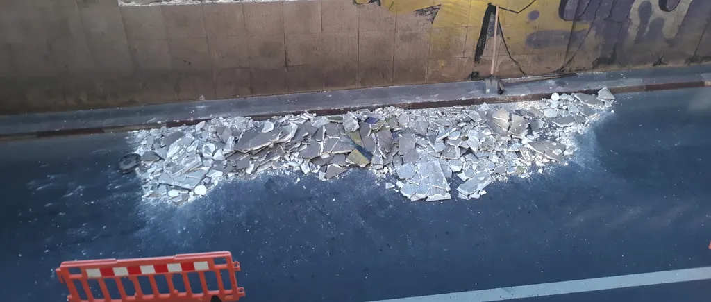 FOTO&VIDEO| Plăcile de piatră de pe pereții Pasajului Unirii s-au desprins și au căzut pe carosabil. Traficul rutier a fost restricționat