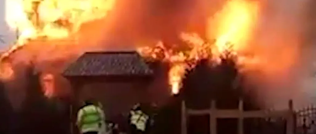 GÂNDUL LIVE. Incendiu devastator la o biserică din județul Neamț. De unde ar fi pornit focul