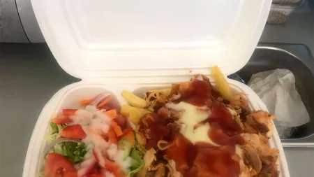 Shaorma chiar cu...de toate! Ireal ce a primit un clujean, după ce a comandat o shaorma la farfurie dintr-un fast-food
