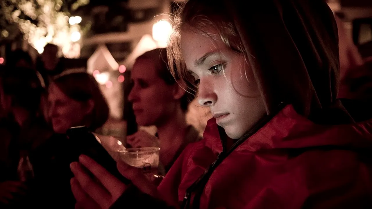 Folosirea telefonului mobil în timpul nopții, un pericol pentru sănătatea adolescenților. Concluziile specialiștilor