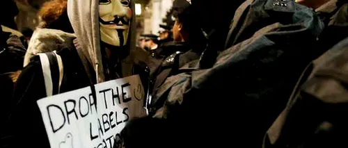 Militanți antiguvern cu măști Anonymus protestează în fața Palatului Westminster