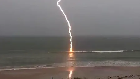 Un FULGER a lovit o plajă din Italia și a rănit mai mulți turiști. Una dintre victime este în stare gravă