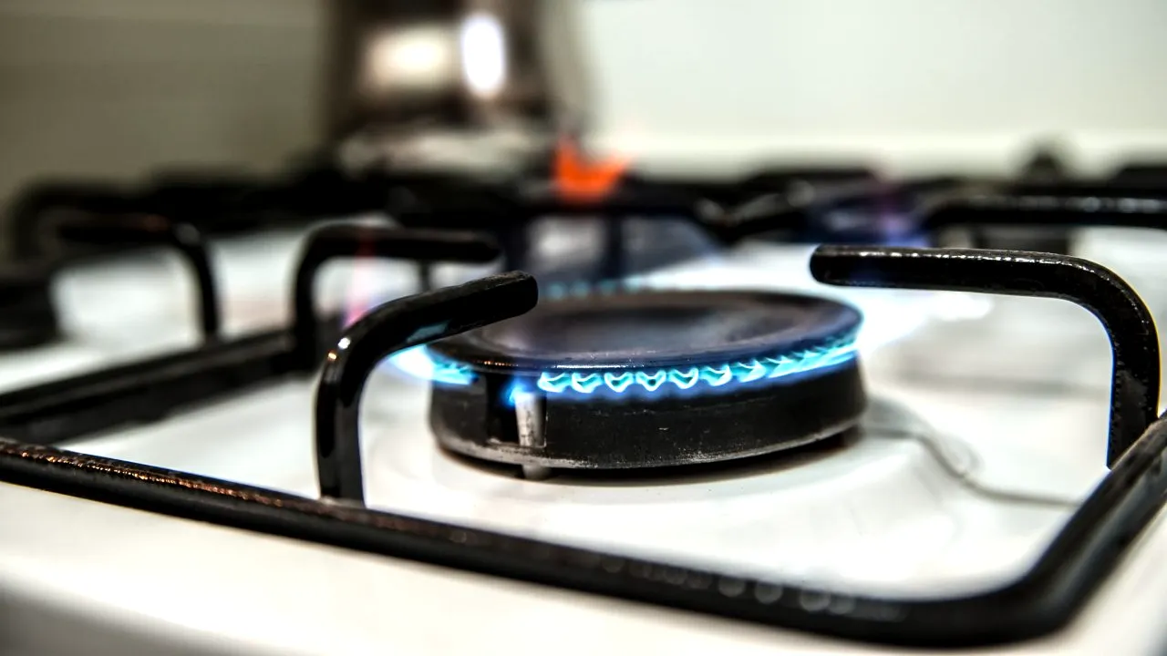 Guvernul s-a reunit pentru a corecta o greșeală făcută în noua schemă de compensare și plafonare a prețurilor la energie. Ce impact ar fi avut asupra consumatorilor