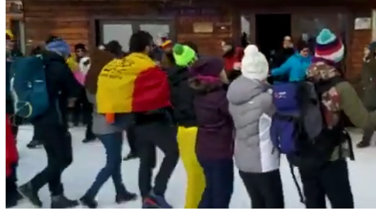 Zeci de tineri au jucat Hora Unirii la 1.700 de metri, în Masivul Postăvarul | VIDEO