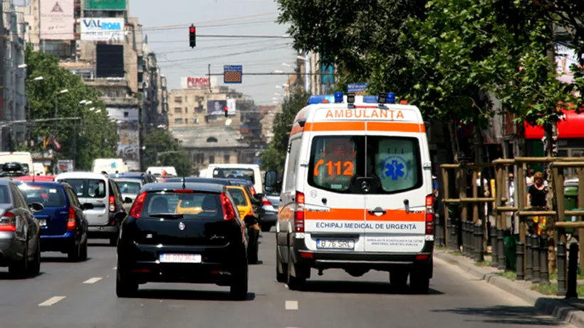 Ambulanță răsturnată în București. Pacientul, asistenta și șoferul, duși la Spitalul Floreasca