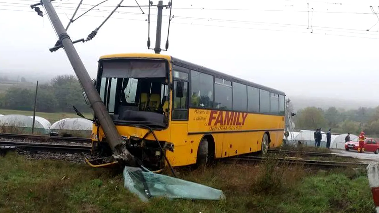 Autocar cu 26 de copii la bord, accident pe o cale ferată din Suceava
