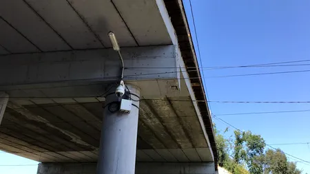 PMB: Stâlpii sunt cu probleme mari. Care este starea unuia dintre cele mai tranzitate poduri din Capitală care nu a fost niciodată reparat - FOTO / VIDEO