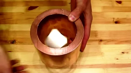 Ce se întâmplă dacă arunci un magnet printr-un tub din cupru. Peste 7 milioane de oameni s-au uitat la acest experiment