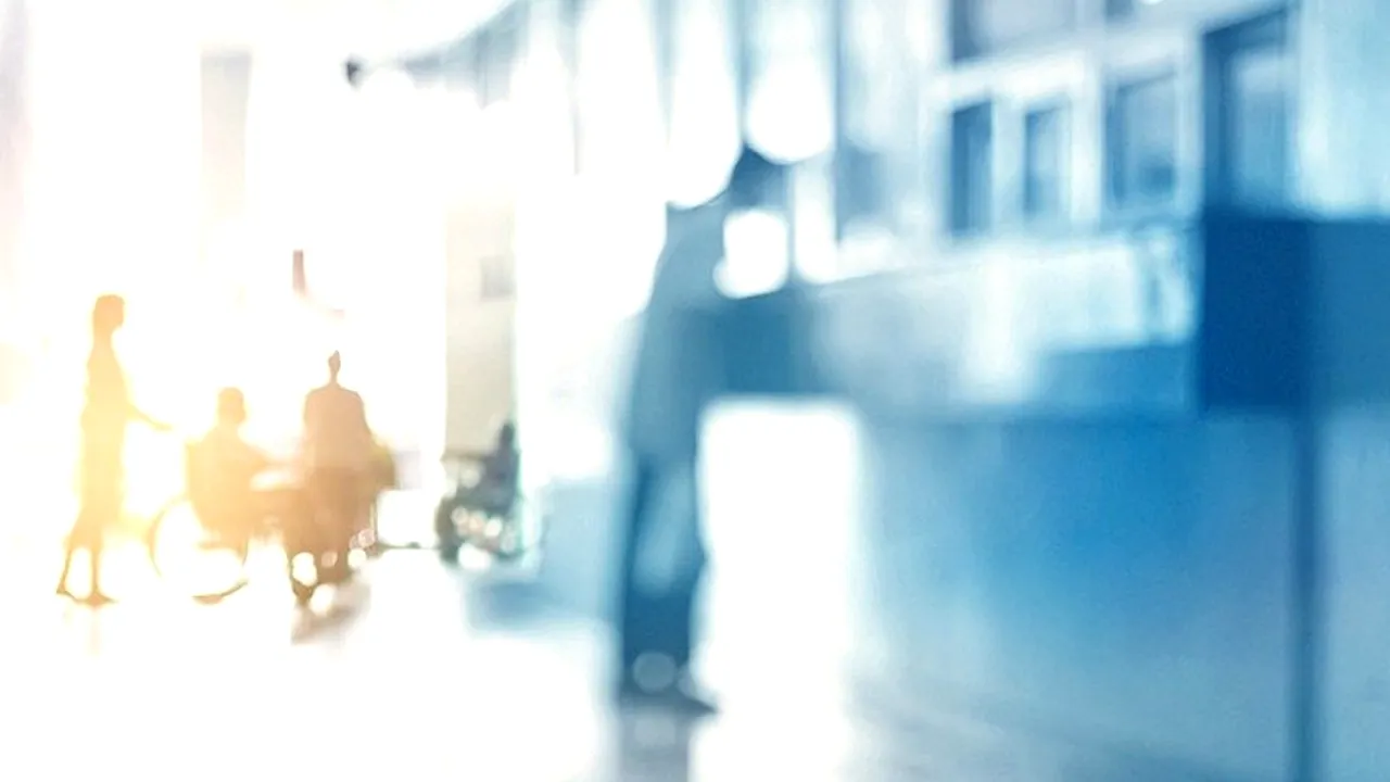 Bărbat cu cangrenă la ambele picioare, trimis acasă de medici, la Iași, după ce a fost depistat cu COVID