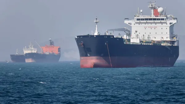 Traficul prin Strâmtoarea Ormuz continuă, în ciuda conflictului cu Iranul. SUA respinge informațiile privind blocarea rutei petroliere