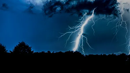 Avertizare meteo cod galben de ploi torențiale, vijelii și grindină, astăzi. Ce zone sunt vizate