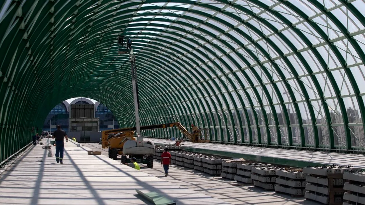 Ziua în care vom putea merge cu trenul la Aeroportul Otopeni se apropie. Cât va dura drumul de la aeroport la Gara de Nord și cum arată construcția „care va poziționa Bucureștiul în secolul XXI” ( EXCLUSIV)