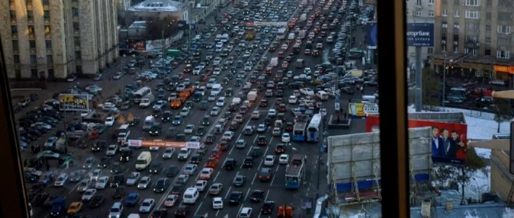 VIDEO. Metoda prin care bogații Rusiei păcălesc traficul din Moscova