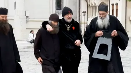 Minune! De Sfântul Gheorghe a plouat cu bani la Patriarhie. Gigi a miruit credincioșii cu bancnote de 100 de lei