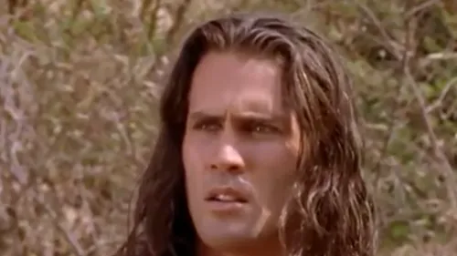 A murit Joe Lara, actorul care l-a jucat pe „Tarzan”. Avionul în care era cu soția s-a prăbușit