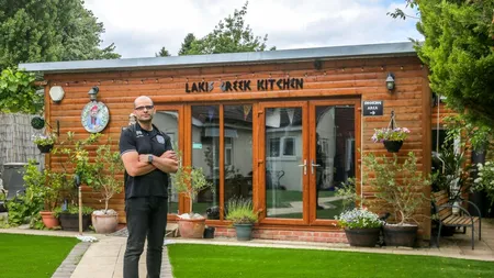 O TAVERNĂ grecească în propria curte, afacerea cu care doi soți au dat lovitura. Clienții din toată lumea le calcă pragul: 