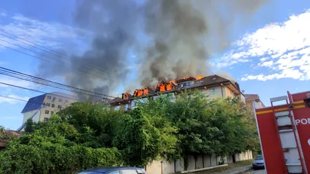 UPDATE | FOTO-VIDEO. Incendiu puternic în Craiova. Au ars 26 de mansarde / O persoană a suferit arsuri, iar alte trei au avut atacuri de panică