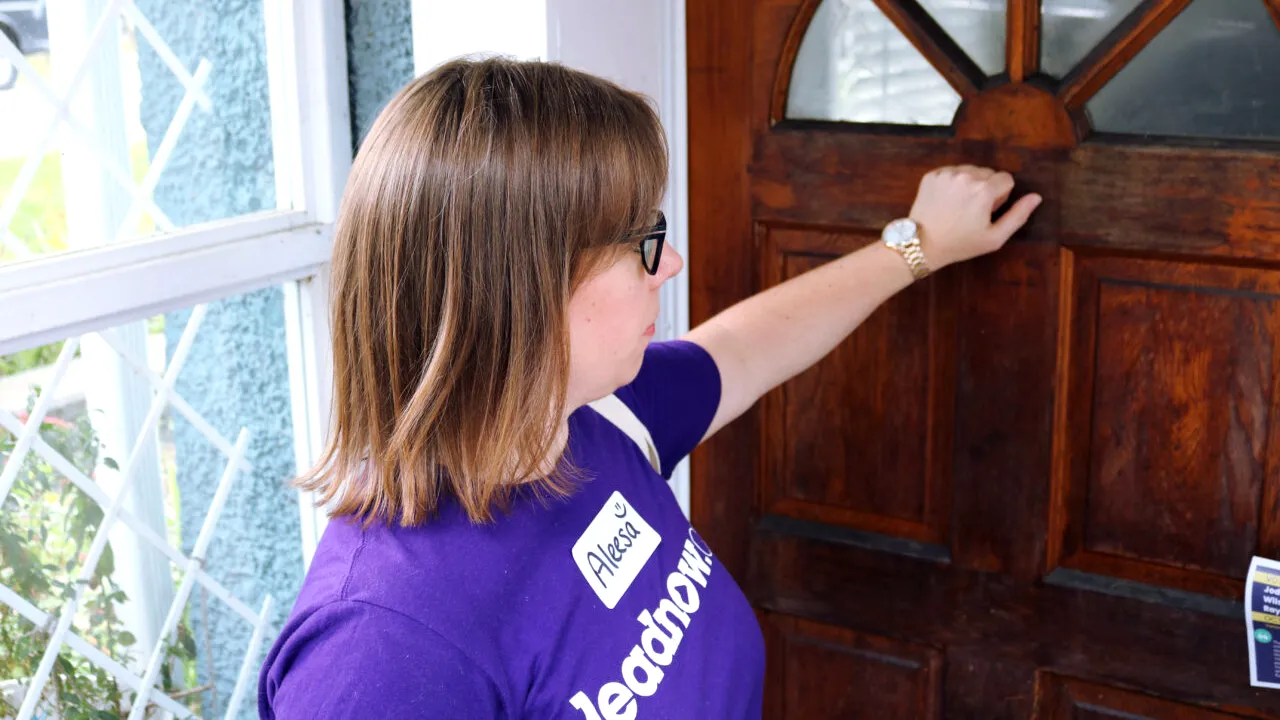 Cum a trimis BOOKING peste 20 de turiști la o adresă greșită. Reacția proprietarilor când au văzut oamenii la ușa lor