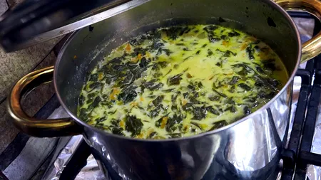 GREȘEALA pe care o fac multe gospodine! De ce nu este bine să lași oala cu ciorbă să se răcească pe aragaz