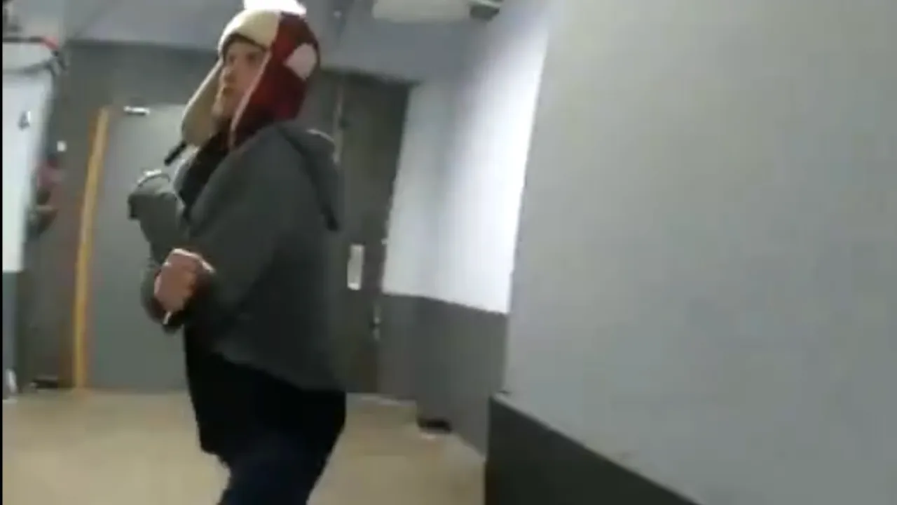 Bărbat, ÎMPUȘCAT mortal după ce s-a năpustit cu o furculiță de plastic asupra un grup de polițiști. Acesta a încercat să-i smulgă arma unei polițiste