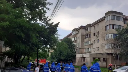 VIDEO| Explozii subterane la baza unui bloc, în Constanța. Focul a început să iasă din pământ