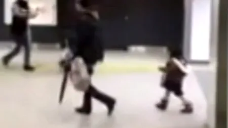 Moment revoltător surprins de un călător într-o stație aglomerată din Tokyo: o mamă își lovește copilul cu cizma în cap 