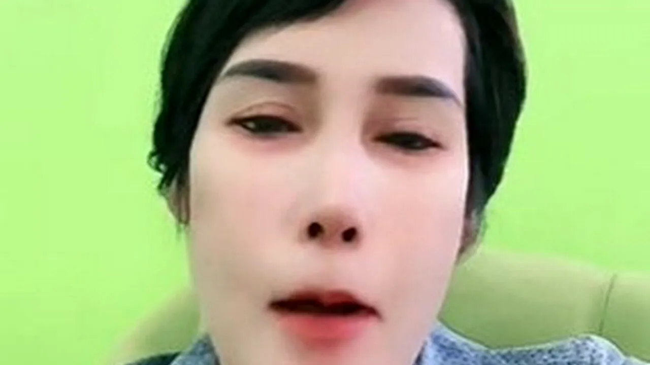 Nevasta din imagine a angajat o amantă pentru soțul ei. Ce salariu lunar îi plătește