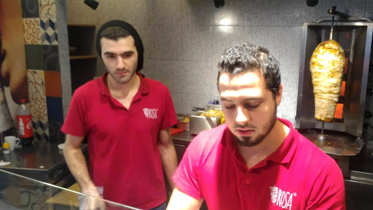 Cinci refugiați sirieni din România s-au angajat la o shaormerie. 