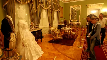 NOAPTEA MUZEELOR 2012 SIBIU. Personaje în costume de epocă, între care baronul Brukenthal și soția sa