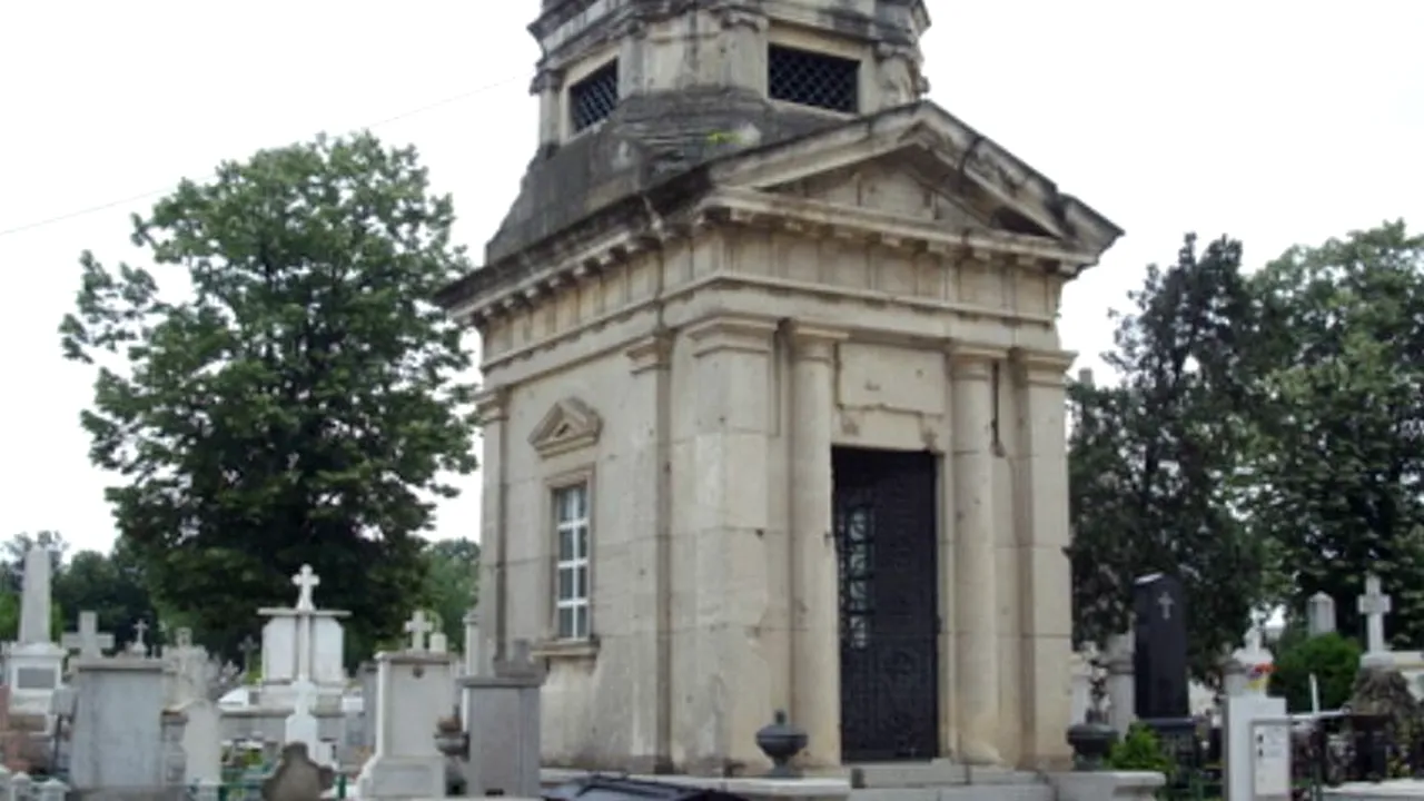 Ce mai vinde Fiscul: scoate la licitație un loc de veci într-un cimitir din Galați, dar și 120 de litri de 