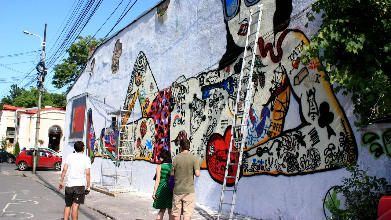 Pata de culoare din centrul Bucureștiului. Artist: „Graffiti-ul propriu-zis este numai vopseaua, în rest este artă urbană