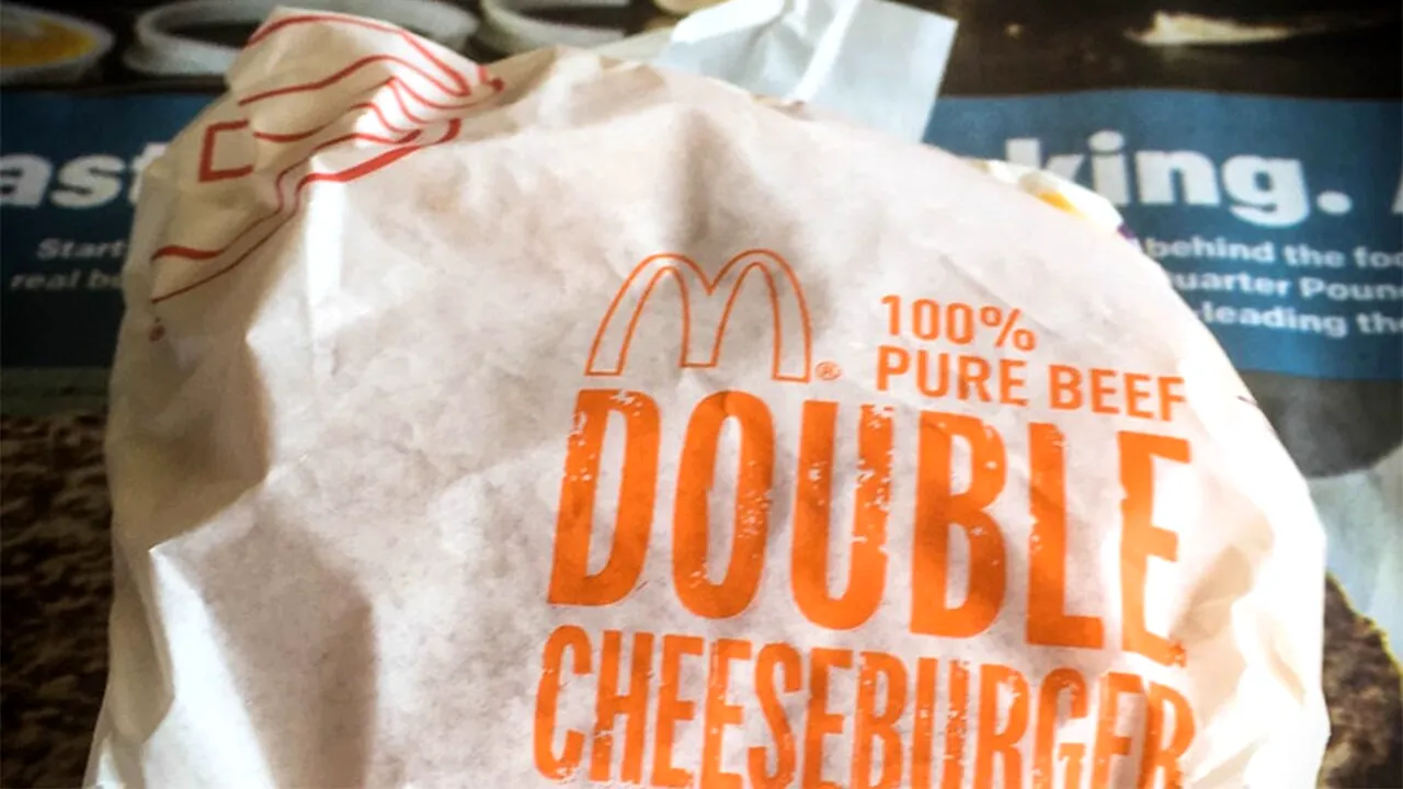 Ce a primit un client McDonald's, după ce a comandat un dublu-cheeseburger vegetarian. Imaginea a devenit virală!