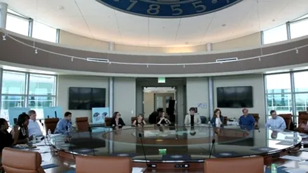 O universitate americană a cheltuit peste 200.000 de dolari pe o masă rotundă fabricată în China