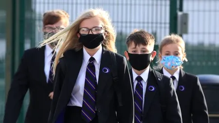 O școală dezvăluie planul de a forța 1.300 de elevi să schimbe măștile sanitare de șase ori pe zi. Cum au reacționat părinții