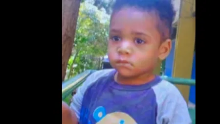 Un băiețel de doi ani a MURIT, după ce a fost uitat în autobuz, la temperaturi de peste 37 de grade Celsius. Copilul ar fi trebuit lăsat la grădiniță