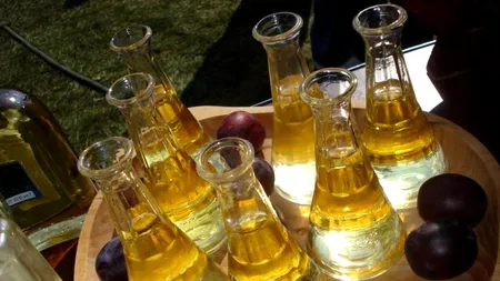 Vânzătorii de produse tradiționale din Bran au contrafăcut până și palinca. Inspectorii ANPC au descoperit cum erau păcăliți cumpărătorii