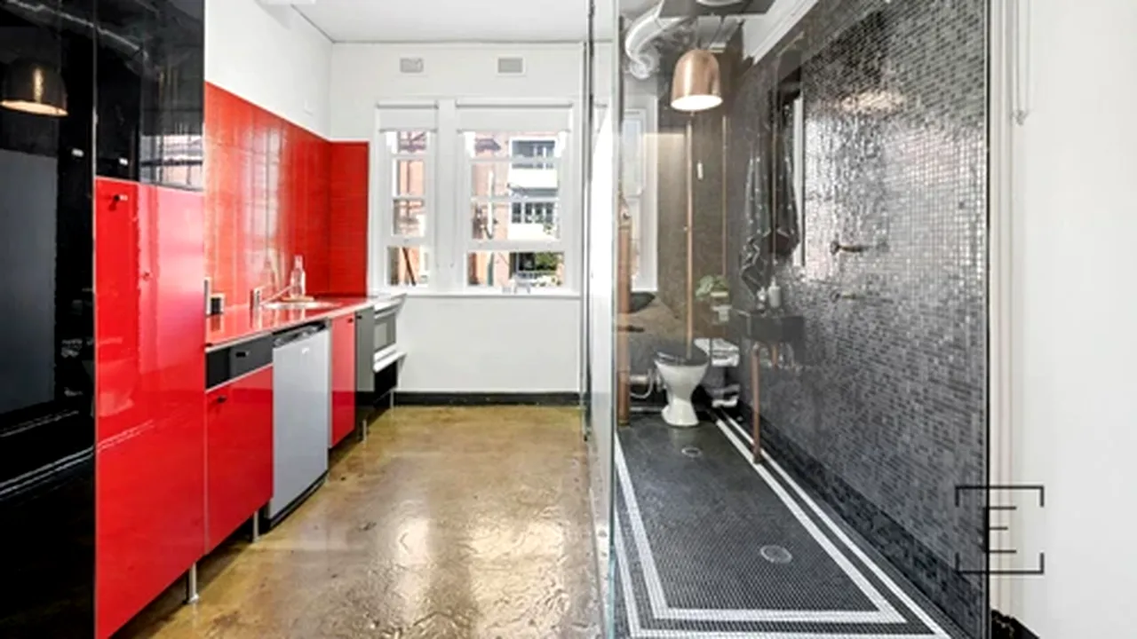 Chirie imensă cerută pentru o garsonieră minusculă. În ce oraș se află locuința cu baie și bucătărie în aceeași cameră