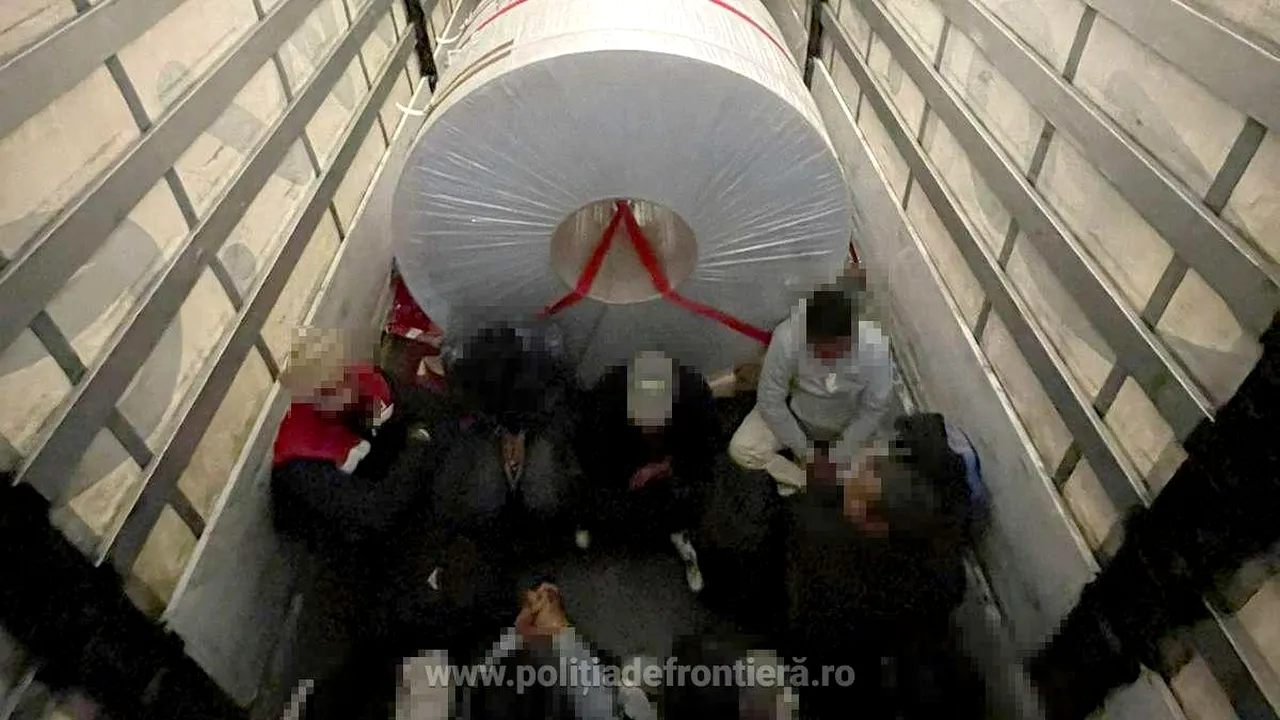 FOTO | Două TIR-uri cu peste 50 de cetățeni străini descoperite în Vama Nădlac II. Unde voiau să ajungă de fapt