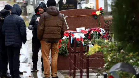 Nostalgicii regimului comunist au spus „PREZENT” lângă mormântul lui Nicolae Ceaușescu: „A dat de muncă la lume”