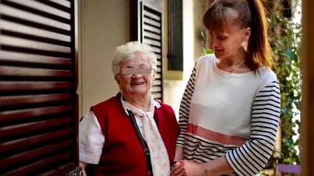 Ce a PĂȚIT o pensionară de 87 de ani, după ce a angajat o îngrijitoare din Maroc. O vecină a „turnat-o” la Poliție