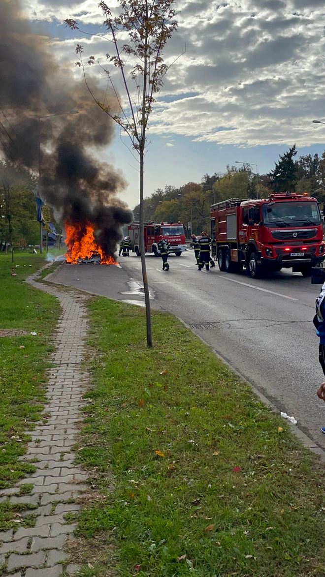 FOTO - VIDEO | Mașină în flăcări în Capitală. Circulația este blocată în zona Academiei